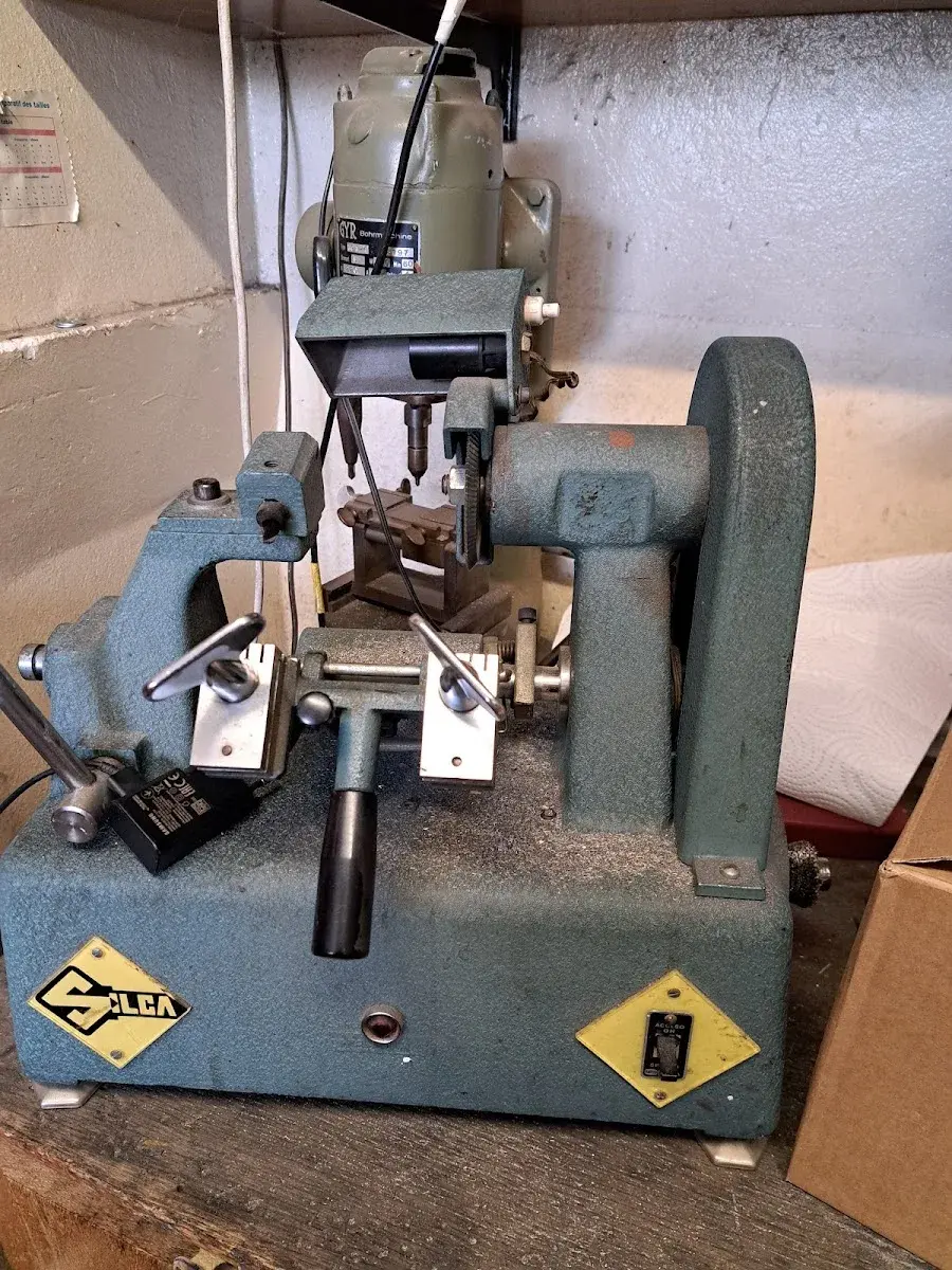Machine professionnelle SILCA pour la reproduction de clés, dans l'atelier.